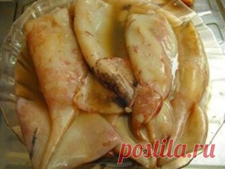 В лихие 90-е научили меня, как правильно готовить кальмары корейцы, что работали в ресторане. Кальмар разморозили. Не моем! Не чистим! На плите — ДВЕ кастрюли. 1. С кипящей водой. 2. Рядом — КАСТРЮЛЯ С ХОЛОДНОЙ ВОДОЙ. В кипящую воду закладываем тушки кальмаров. Как только вода в кастрюле повторно закипела — вынимаем кальмара и опускаем в кастрюлю с холодной водой. ВСЁ! Моем готового кальмара, чистим, режем. Изумительно нежный, потрясающий на вкус морепродукт. Можно салатик...