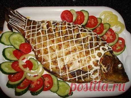 Карп запеченый с яблоками и чесноком.