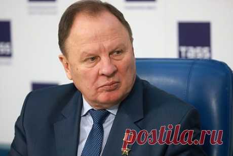 Генерал назвал возможную цель атаки беспилотников на Кремль. Атака беспилотников на Кремль могла быть нужна для проверки системы ПВО, заявил генерал-майор Сергей Липовой. По его мнению, дрон мог быть запущен где-то в Подмосковье и идти на максимально низкой высоте, примерно на 300-400 метрах, а высотные здания могли стать для него своеобразной теневой защитой.