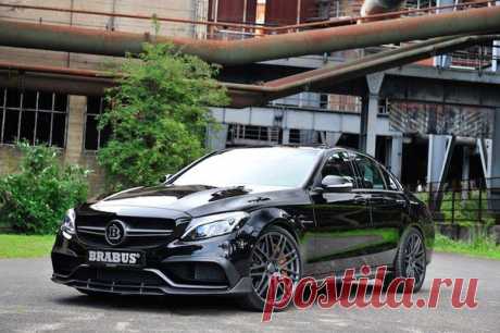 Brabus Mercedes C 63S развивает скорость до 300 км/ч