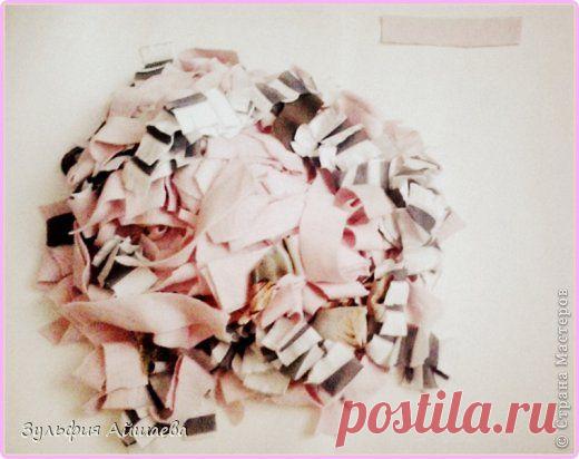 Пушистый коврик своими руками из старых футболок.