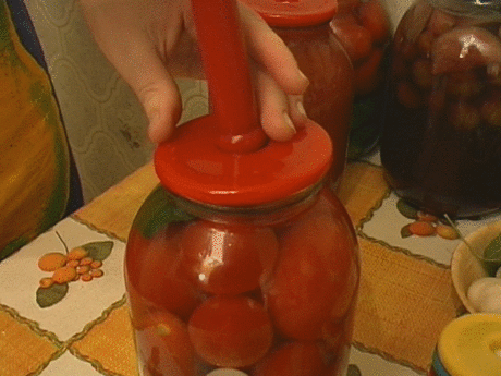 СИСТЕМА ХРАНЕНИЯ ПРОДУКТОВ «ВАКС»:
Основные характеристики:

Многоразовое использование – крышки можно использовать до 300 раз.
Материал не деформируется, не ржавеет и не влияет на вкус продуктов
Универсальность.
Подходит для любых видов банок, как с резьбой, так и без.
Простота и легкость использования