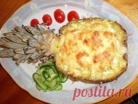 Мясо, запеченное в ананасе