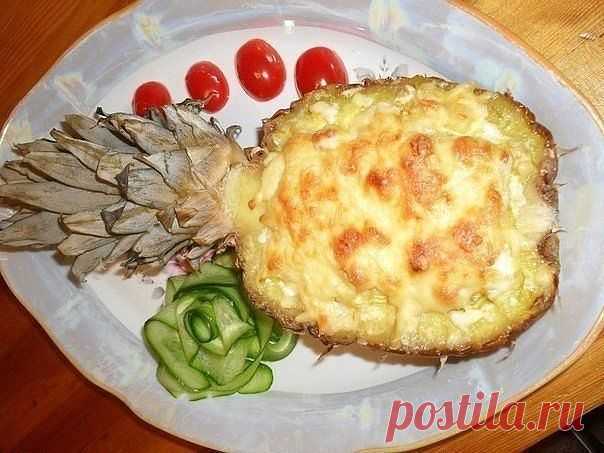 Мясо, запеченное в ананасе