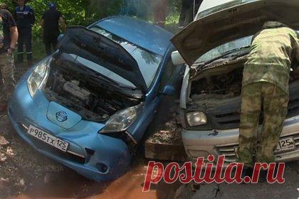 Последствия прорыва трубы во Владивостоке попали на видео. Во Владивостоке из-за аварии на магистральной сети теплоснабжения оказались затоплены участки некоторых улиц, машины оказались в ямах, образовавшихся в асфальте. Последствия инцидента попали на видео, которое опубликовано в сообществе «Новости VL.ru» во «ВКонтакте». Горячая вода коричневого цвета залила улицы.