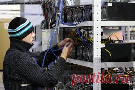 Россия поднялась на второе место в мире по производству криптовалют. По итогам января-марта текущего года Россия вышла на второе место в мире по производству криптовалют. В общей сложности в майнинге задействован один гигаватт производственных мощностей. До такого уровня страна поднялась впервые. Лидером по-прежнему остаются США с тремя-четырьмя гигаваттами майнинговых мощностей.