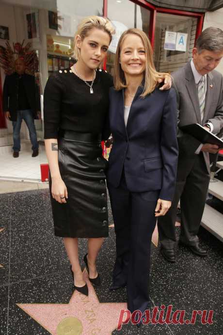 Именная звезда Джоди Фостер стала 2580-й по счету на «Аллее славы», рядом со знаменитым Китайским театром. Во время церемонии заложения звезды актрису представила Кристен Стюарт — как сообщает издание, «ее давний друг».  |  53-летняя Джоди Фостер получила звезду на Аллее славы - Кино Mail.Ru