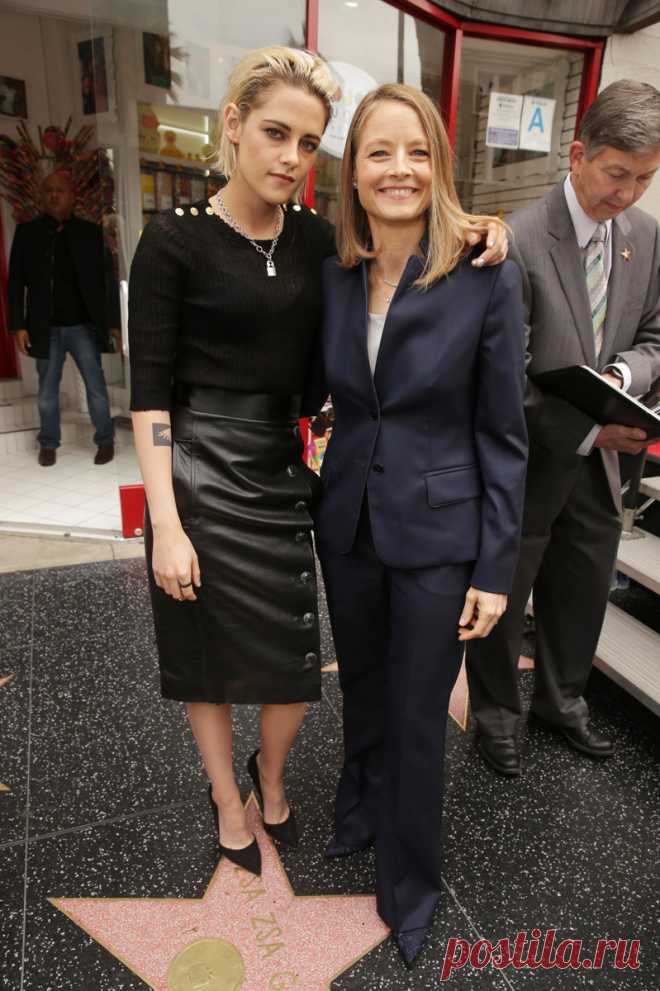 Именная звезда Джоди Фостер стала 2580-й по счету на «Аллее славы», рядом со знаменитым Китайским театром. Во время церемонии заложения звезды актрису представила Кристен Стюарт — как сообщает издание, «ее давний друг».  |  53-летняя Джоди Фостер получила звезду на Аллее славы - Кино Mail.Ru