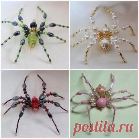 ПАУЧКИ ИЗ БИСЕРА. МАСТЕР КЛАСС.
Посмотрите каких симпатичны паучков можно сотворить из бисера и бусин, они получаются довольно большие по размеру, примерно с ладошку. Сделать их можно весело и быстро. За час я сделала двух. Попробуйте и вы.
Найдите две больших бусины для тела паука, один чуть меньший для головы. Автор использует  16 мм круглую бусину для тела и 10mm для головы. Так же вам понадобятся бусины и бисер для ножек, 1 пин (металлический стержень в виде гвоздика) для тела и проволоку д