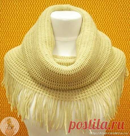 СНУД С БАХРОМОЙ 
На одной из торговых площадок 
нашла этот великолепный снуд. 
Я бы отнесла его больше 
к категории шарф - хомут, 
чем снуд. 

В отличии от более объемных моделей 
которые носит молодежь, 
этот утонченный шарф больше 
подходит для леди, 
женщины от 30 лет и старше. 

Как видно на фото, снуд связан крючком, самым простым узором. 
По краю изделия закреплена бахрома. 

ПРОСТАЯ ФИЛЕЙНАЯ СЕТКА: 

Все изящество этого шарфа в его простоте, поэтому здесь не нужны н...