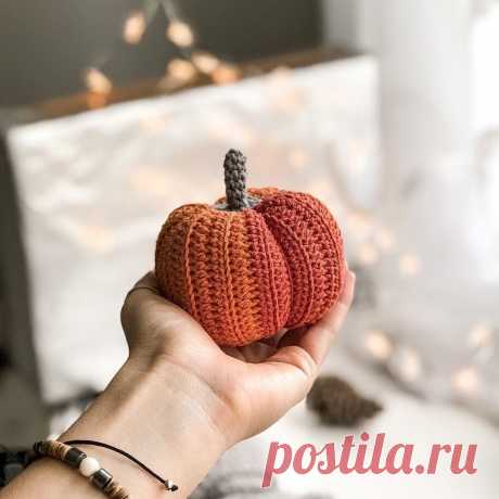 Тыковка Тыковка создаст особое осеннее настроение, когда так и хочется сидеть под пледом с чашкой горячего какао и любоваться тыковкой.