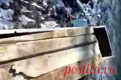 Сотрудник похоронной службы отодвинул крышку гроба и поглумился над умершим. Во Владивостоке сотрудник городской похоронной службы глумился над умершими. Ранее в интернете было опубликовано видео, автор которого ругает лежащего в гробу человека. В пресс-службе мэрии принесли извинения за попавшие в сеть кадры и сообщили об увольнении сотрудника.