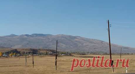 Աշնանային....
Ապարանյան ոսկեղեն աշուն Արագածի փեշերից....
Թավշե տխրությամբ պահում է սիրտս իր ոսկեդեղին կախարդանքի մեջ... Աշուն է.....ու եթե լույս է հոգուդ մեջ՝սարսափելի չէ թախիծը նրա...