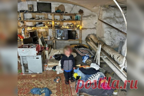 Опубликованы фото из петербургского подвала, где жили трое детей-маугли. В отношении родителей возбуждено уголовное дело о неисполнении обязанностей по воспитанию детей.