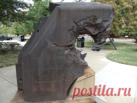 Фрагмент крейсера «Ямато» после попадания снаряда (4 фото) | Чёрт побери