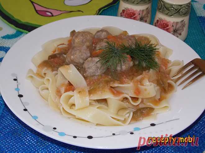 Паста с фрикадельками и овощами

✅Ингредиенты 
паста «Fettuccine toscane» – несколько гнезд (по вкусу); 
перец болгарский – 2 не очень крупных стручка; 
помидоры – 2 плода; 
небольшая луковица; 
растительное масло – с четверть стакана; 
морковь – корнеплод среднего размера; 
чеснок – 2 зубчика; 
вода (либо бульон) – около 200 мл; 
фарш мясной – 500 гр; 
булгур (или дробленый рис) – 50 гр. (около 2 ст. л.); 
соль – по вкусу; 
пшеничная мука – с треть стакана.