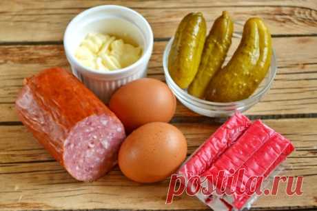 Салат с копченой колбасой и крабовыми палочками