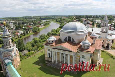 Борисоглебский  монастырь.  Читать больше: https://turism.boltai.com/topics/atmosfernyj-gorodok-torzhok/
|  Атмосферный городок Торжок — Все о туризме и отдыхе