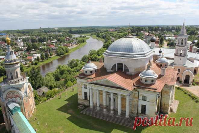 Борисоглебский  монастырь.  Читать больше: http://turism.boltai.com/topics/atmosfernyj-gorodok-torzhok/
|  Атмосферный городок Торжок — Все о туризме и отдыхе