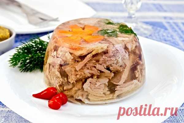 Холодец из свиных ножек Ингредиенты: лук репчатый - 1 шт. перец черный горошком - по вкусу соль - по вкусу корень петрушки (крупный) - 1 шт. свиные ножки (большие зачищенные) - 4 шт. лавровый лист - 1 шт. мякоть говядины (шея или лопатка) - 1,5 кг морковка (крупная) - 1 шт. чеснок (крупный) - 3-5...