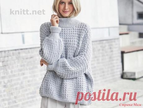 Свитер оверсайз Свитер оверсайз голубого цвета. Просторный, мягкий, лёгкий — не свитер, а мечта, созданная из смешанной голубой пряжи.