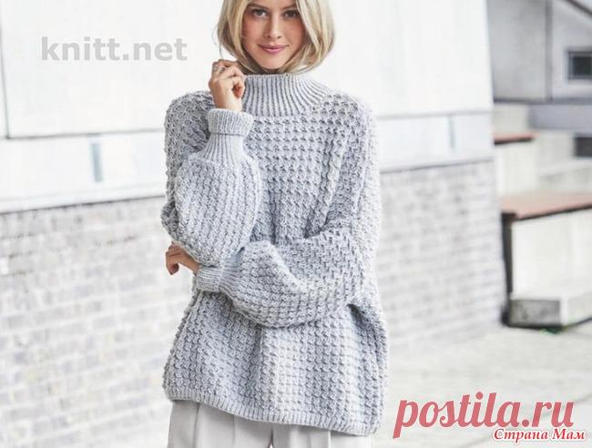 Свитер оверсайз Свитер оверсайз голубого цвета. Просторный, мягкий, лёгкий — не свитер, а мечта, созданная из смешанной голубой пряжи.