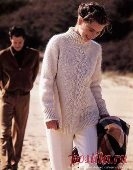 Белый пуловер с красивым араном