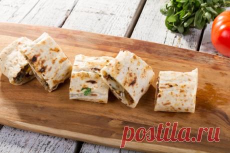 Рулетики из лаваша с помидорами и баклажаном Ингредиенты:Баклажан — 1 шт. Помидор — 1–2 шт. Лук — 1 шт. Чеснок — 2 зубчика Сыр — 100 г Лаваш — 1 шт. Растительное масло — 3 ст. л. Соль — по вкусуПриготовление: Для начинки нарежьте кубиками лук,...