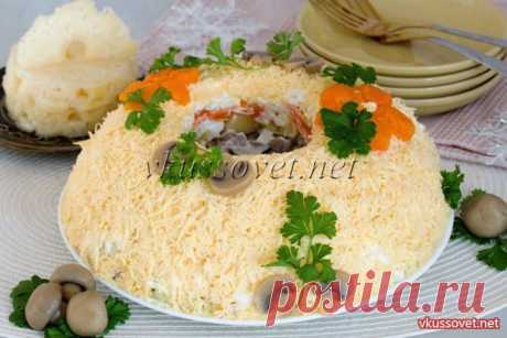 Салат с курицей, ананасами и шампиньонами Рецепт приготовления салата с курицей, ананасами и шампиньонами. В преддверии зимних праздников спешу с вами поделиться рецептом довольно интересного салата из простого набора продуктов. Такого типа салаты традиционно выкладываются слоями в виде круглого или квадратного торта.