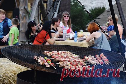 Отдохнувший в Крыму россиянин раскрыл схему обмана с шашлыком на курорте. Российский турист, побывавший на отдыхе в Евпатории, раскрыл схему обмана посетителей в одной из местных шашлычных. Так, во время отдыха в Крыму путешественник с супругой решили поужинать шашлыком в одном из местных заведений. Однако официант сразу предупредил россиян, что вес одного шампура составляет 700-800 грамм.