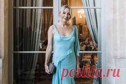 Стилист перечислила «удешевляющие» внешний вид женщины наряды на вечеринку. Британская стилистка Анна Бей перечислила праздничные наряды, в которых никогда не появляются на публике женщины из высшего общества. В первую очередь она порекомендовала не надевать на торжества чересчур откровенные платья. Кроме того, Бей посоветовала не выходить в свет в платьях с пайетками или блестками.