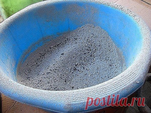 УНИВЕРСАЛЬНЫЙ СОСТАВ ОТ МУЧНИСТОЙ РОСЫ ДЛЯ ВСЕХ РАСТЕНИЙ
Сохраните, чтобы не потерять!
Против мучнистой росы на смородине, крыжовнике и огурцах и против вишневого слизистого пилильщика полезны опрыскивания растений таким раствором: 300 г просеянной золы прокипятить 30 минут, отстоявшийся раствор процедить и разбавить водой до 10 л.
Для улучшения прилипания добавить 40 г любого мыла. Обработку можно проводить 2 раза в месяц и желательно вечером в тихую погоду.
