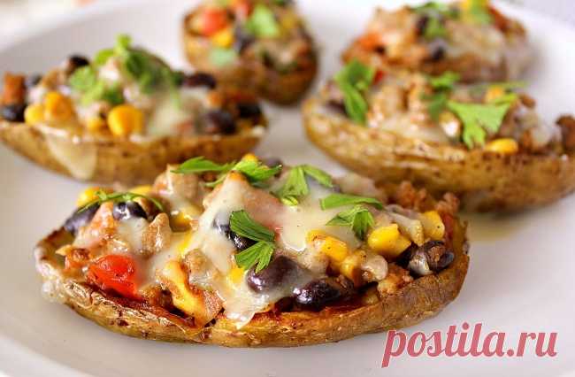 Картофельный шкурки с овощами под сыром