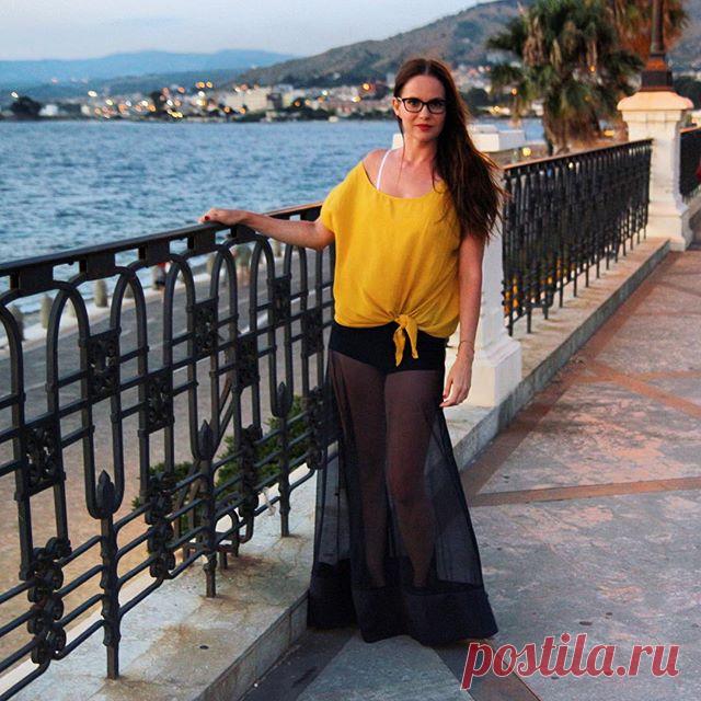 Стою на набережной Реджо Калабрии, а до Сицилийской мафии рукой подать - на другом берегу моря виднеются огни Сицилии🌃🌊✨
•
А вообще-то мне и на этом берегу было не так уж спокойно, даже идя под руку с мужем, местные мужчины глазели, вообще не стесняясь. Франческо сказал, что 