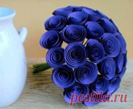 БУКЕТ ДЛЯ МАМЫ
#поделки #цветы #8марта
Для такого букета понадобится:
Цветная бумага — двусторонняя разных оттенков,
Клей ПВА
Ножницы
Простой карандаш
Изготовление:
1. Из зеленой бумаги вырезаем стебель и листочки
2. Выбираем любимый оттенок цветной бумаги, затем рисуем круг с неровными (волнистыми) краями,
3. В этом же кругу рисуем спираль,
4. Вооружаемся острыми канцелярскими ножницами и вырезаем нарисованную спираль по контуру,
5. Берем край спирали и сворачиваем по кругу, формируя розо