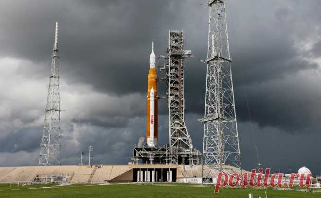 Глава NASA допустил новую попытку запуска ракеты SLS к Луне в октябре. Запуск SLS к Луне может состояться в середине октября. До этого он дважды отменялся из-за утечки водорода при закачивании топлива