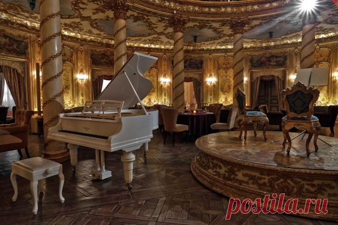 «Официант за работой» из балета «Антоний и Доротея» в трёх актах. Музыка Владимира Сидорова. по повести Павла Вежинова “Барьер”. Авторское исполнение 2002 г.