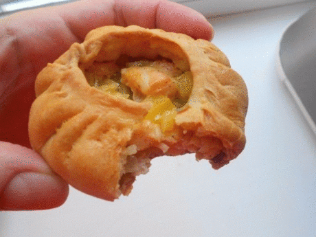 Очень вкусные и простые татарские пирожки
 
Продукты: 
 
- 100 гр сливочного масла 
- 2 стакана муки 
- щепотка соли 
- сода на кончике ножа 
- 1 стакан кефира 
- 2 яйца 
 
Для начинки: 
- мясо 
- картофель 
- лук 
- соль 
- перец 
 
Приготовление:
 
1. Берем 100 гр сливочного масла и растираем его в крошку с двумя стаканами муки, щепоткой соли и содой на кончике ножа. 
 
2. Затем добавляем 1 стакан кефира или кислого молока и 2 яйца. 
 
3. Замешиваем тесто, добавляя муку. Тесто должно быть м