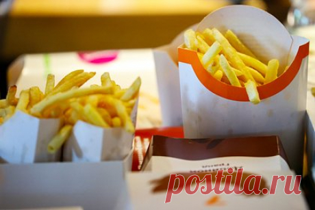 Во «Вкусно — и точка» ответили на вопрос о доставке еды. В сети быстрого питания «Вкусно — и точка», которая стала преемницей «Макдоналдса» в России, сейчас не рассматривается вопрос об организации доставки еды из заведения. Таким образом ответил владелец предприятия Александр Говор. По его словам, компании сейчас «и так забот хватает», помимо доставки.