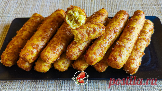 Кукурузные хлебцы с сыром чвиштари. Кукурузные хлебцы с сыром чвиштари Натираем на средней, или мелкой тёрке сыр. В другую чашу просеиваем кукурузную муку, вбиваем яйцо и вливаем газированную минеральную воду. Добавляем в муку соль, в зависимости от солёности сыра. Замешиваем тесто. Когда мука вберёт в себя воду, добавляем тёртый сыр и вымешиваем до однородного состояния. Лепим шарики из теста весом 50 грамм и формируем колбаски длиной 10 см. В сотейник наливаем растительное рафинированное…