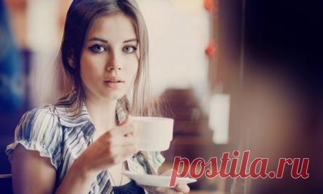 Если можно, то мне — эспрессо, Новостей и немного денег, Путешествовать, меньше стресса, Больше нежности, без истерик. Шоколадку, добрее утро, Вдохновения и улыбок. Если можно, давайте утку Запеченную или рыбу. Дольше — молодость, позже — старость, Двух детей или дальше — внуков... И здоровья бы — вот подарок, К черту грыжу и близорукость. А еще бы побыть успешным, И портрет хочу (лучше — в профиль). Ой, простите меня, конечно, замечтался... Мне — черный кофе. © Глеб Дебольский. ↪