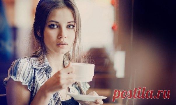 Если можно, то мне — эспрессо, Новостей и немного денег, Путешествовать, меньше стресса, Больше нежности, без истерик. Шоколадку, добрее утро, Вдохновения и улыбок. Если можно, давайте утку Запеченную или рыбу. Дольше — молодость, позже — старость, Двух детей или дальше — внуков... И здоровья бы — вот подарок, К черту грыжу и близорукость. А еще бы побыть успешным, И портрет хочу (лучше — в профиль). Ой, простите меня, конечно, замечтался... Мне — черный кофе. © Глеб Дебольский. ↪