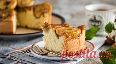 Яблочная шарлотка с карамелью - ПУТЕШЕСТВУЙ ПО САЙТУ. ИНГРЕДИЕНТЫ 5-6 маленьких яблок 1 стакан муки 2 ст. л. лимонного сока 1 ч. л. разрыхлителя 1 стакан сахара 4 яйца 50 г сливочного масла 1 щепотка соли Для карамели 100 г сахара 50 г сливочного масла ПОШАГОВЫЙ РЕЦЕПТ ПРИГОТОВЛЕНИЯ Шаг 1 Яблоки очистите и разрежьте пополам. Сбрызните соком лимона. …