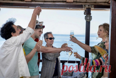 [quiz] Угадай фильм или сериал по кадру с пляжем | 5
из 8
Уверенная пловчиха
Ты неплохо ориентируешься в кадрах с побережья, узнаешь многие картины и явно любишь кино с летним настроением. Еще немного практики — и станешь экспертом по пляжным локациям в кино.