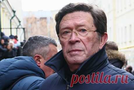 Актер Георгий Мартиросян отреагировал на сообщения о собственной госпитализации. Заслуженный артист России Георгий Мартиросян в беседе с «Лентой.ру» опроверг сообщение о собственной госпитализации. Он сообщил, что проходил плановую консультацию в одной из столичных клиник. «Меня перепутали с кем-то. У меня была плановая консультация без госпитализации. Все нормально», — сказал Мартиросян.