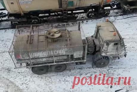 Российский топливозаправщик с дополнительной защитой попал на видео. Минобороны России показало работу специалистов службы горюче-смазочных материалов подразделений материально-технического обеспечения Западного военного округа. Военные использовали топливозаправщик КамАЗ с дополнительной защитой. Машина получила бронелисты и решетчатые экраны.