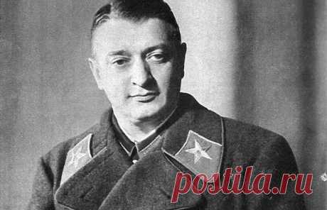 Месть из могилы: как Тухачевский помог немцам за 4 года до начала Великой Отечественной «План поражения», который стал частью признательных показаний Тухачевского, во многом дезориентировал советское военное руководство. Вторжение Германии в СССР развивалось не по сценарию, предсказанному в документе опальным маршалом, тем не менее Генштаб действовал согласно его стратегии ведения войны.