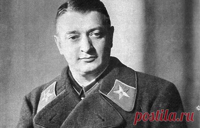 Месть из могилы: как Тухачевский помог немцам за 4 года до начала Великой Отечественной «План поражения», который стал частью признательных показаний Тухачевского, во многом дезориентировал советское военное руководство. Вторжение Германии в СССР развивалось не по сценарию, предсказанному в документе опальным маршалом, тем не менее Генштаб действовал согласно его стратегии ведения войны.