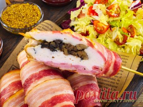 Котлеты с грибами на шпажках. Вкусные необычные котлеты. Прекрасно разнообразят меню. Конечно, можно подавать их и не на шпажках, а просто запечь, но, согласитесь, так интереснее. :) Бекон придает сочность и аромат. Фарш можно использовать любой, по вкусу (у меня куриный). Из указанного количества ингредиентов получается 5-6 штук.