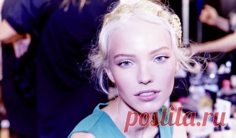 Нежный, немного холодноватый румянец как ничто другое в макияже придает образу настоящую, естественную свежесть и смотрится особенно привлекательно на светлой коже. Но и темнокожим девушка не стоит отказываться от румянца – берите пример со смуглых моделей Dolce &amp; Gabbana, которые нанесли на скулы более теплые тона косметики, близкие к оранжевому. А чтобы румяна держались на щеках дольше, выбирайте матовые бархатистой текстуры.